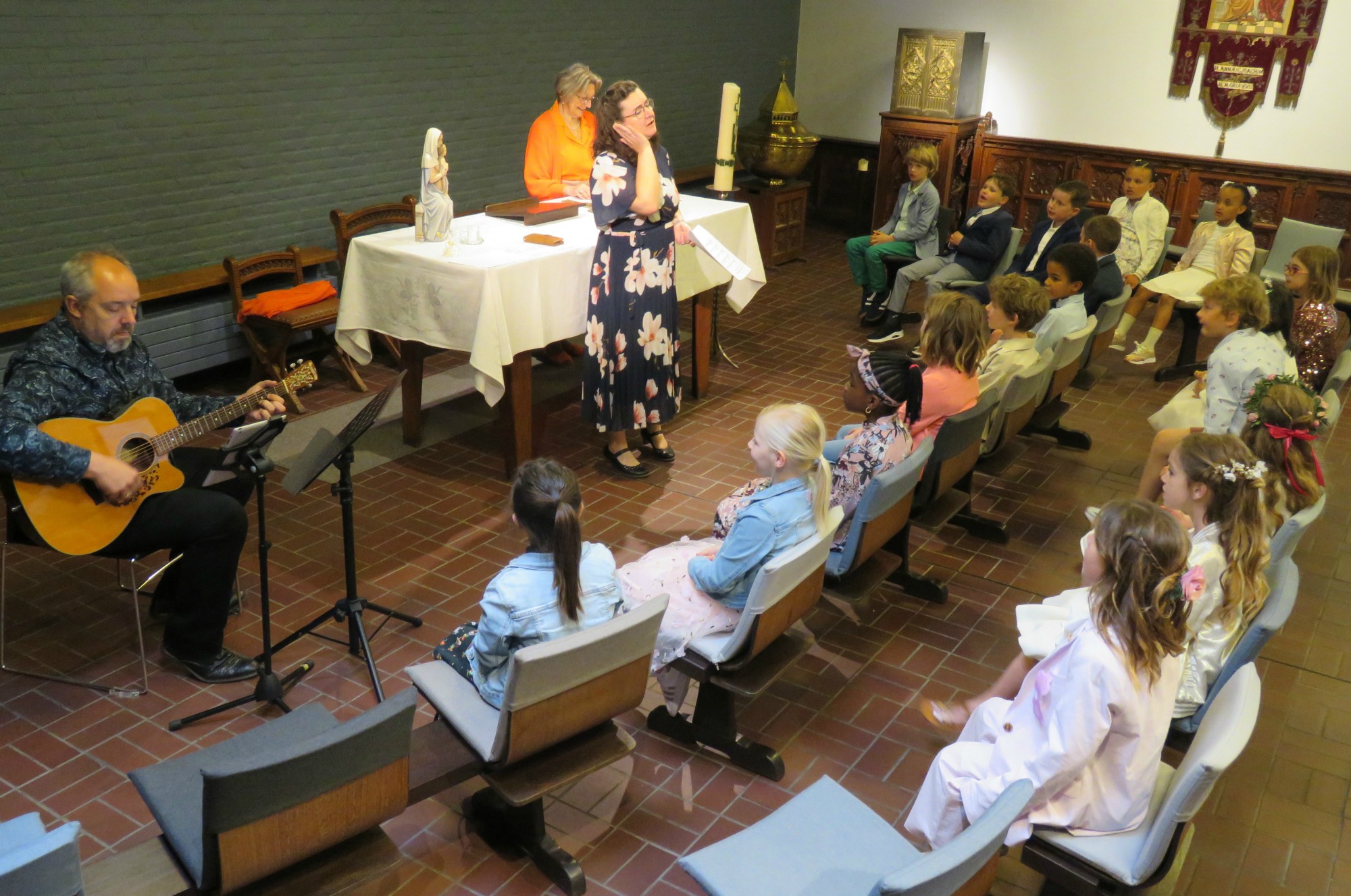 Eerste communie 2023 - Samen met Kris en juf Marianne nog even zingen